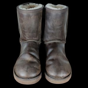 UGG Classic Short Wool Oiled Leather Cushioned Water Resitant Boots size 9